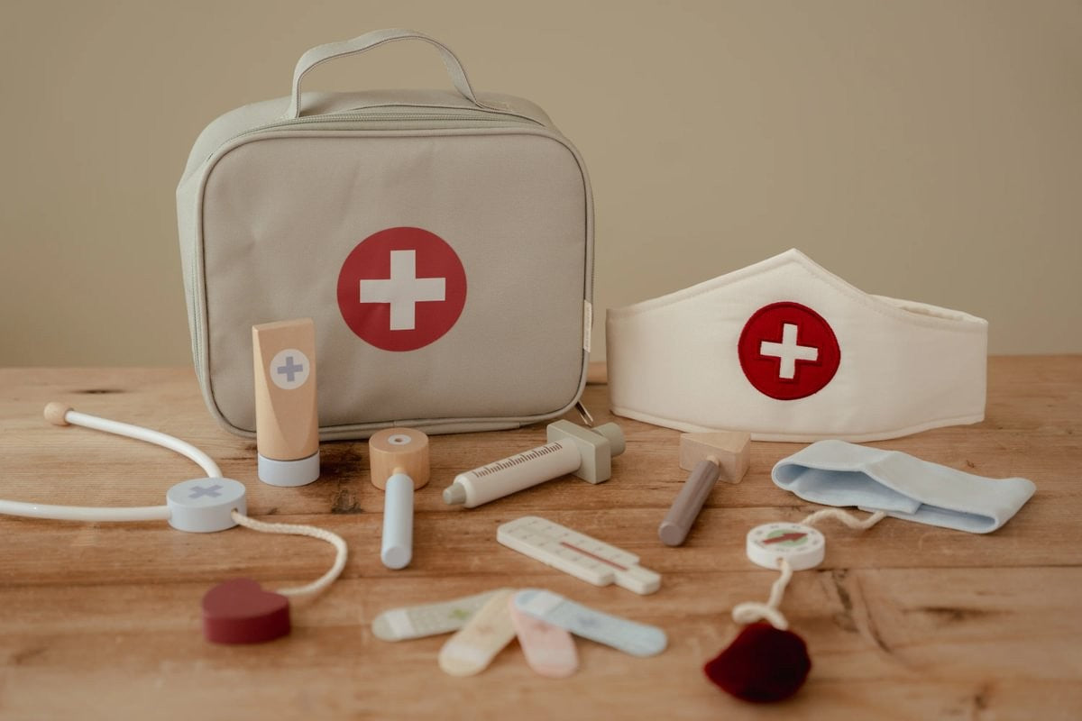 Maletín médico de madera de Little Dutch FSC