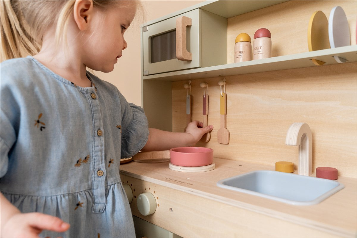 Cocinita menta de madera con accesorios de Little Dutch