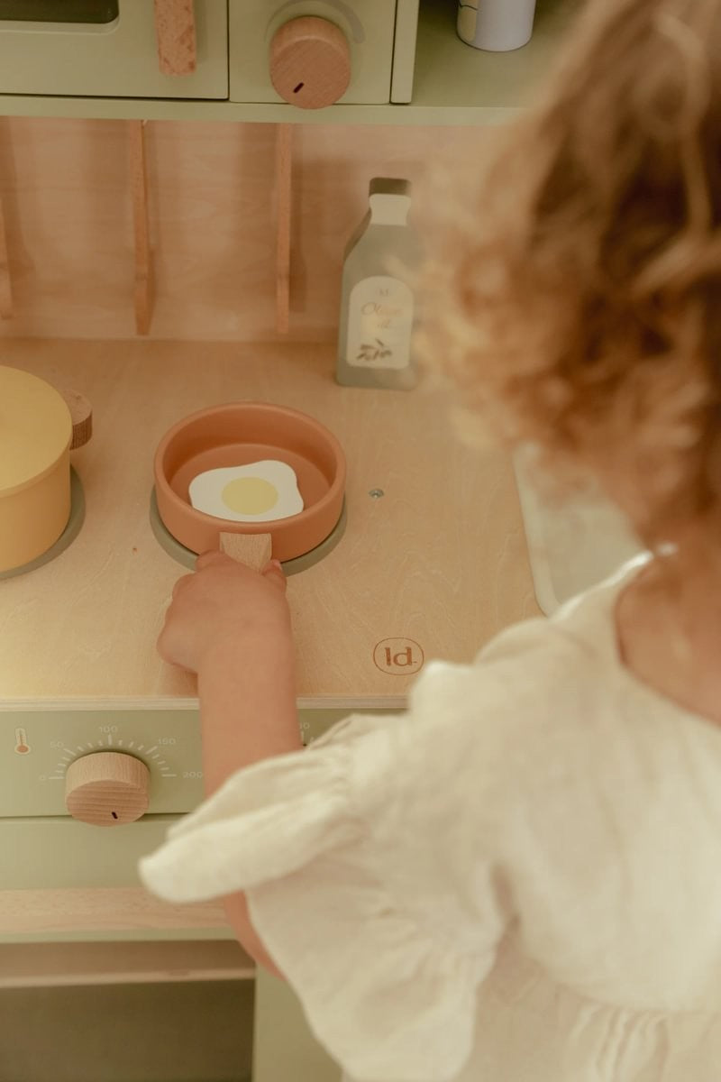 Cocinita menta de madera con accesorios de Little Dutch