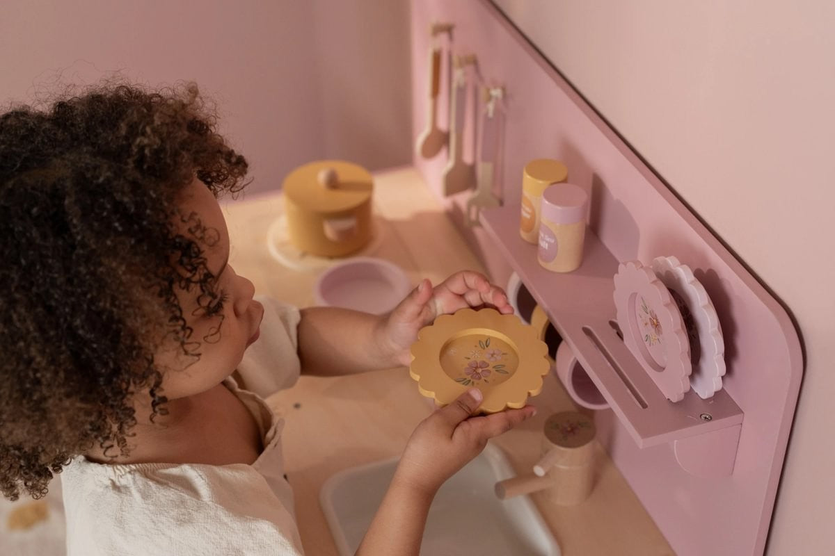 Cocinita rosa madera FSC con accesorios de Little Dutch