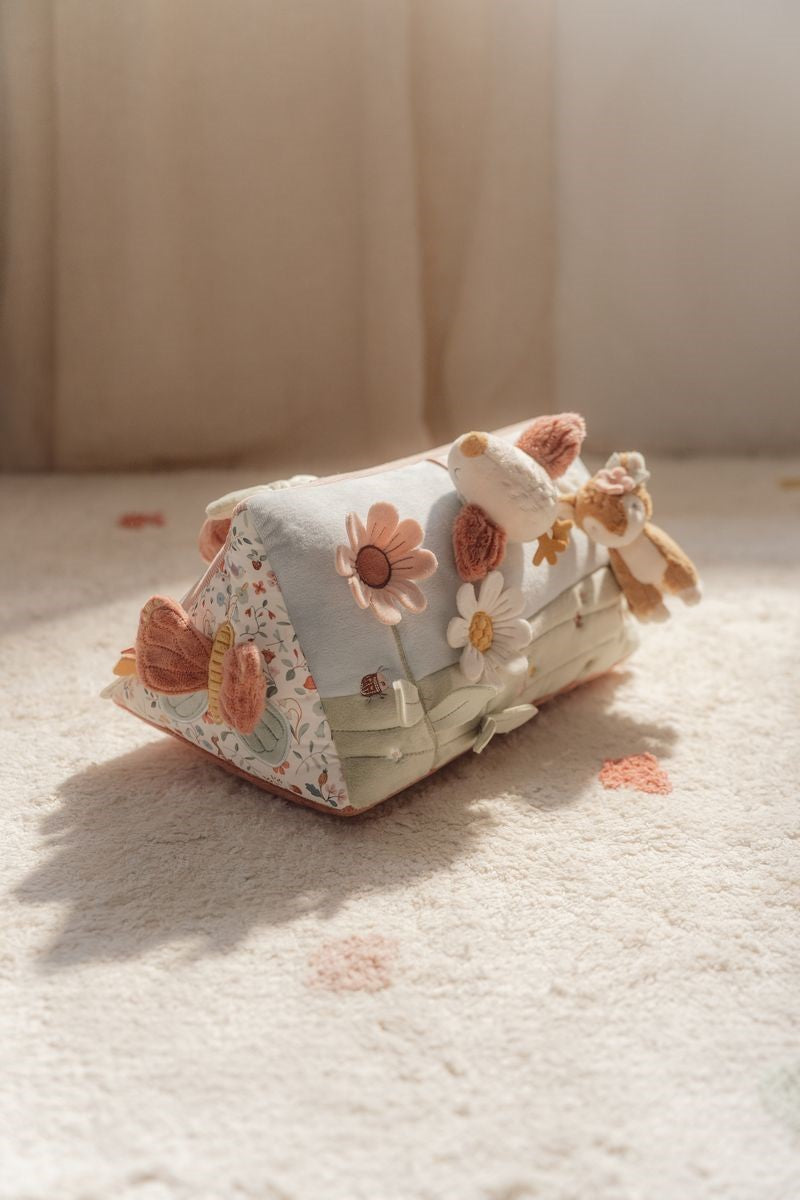 Cojín triangular de actividades Fairy Garden Little Dutch