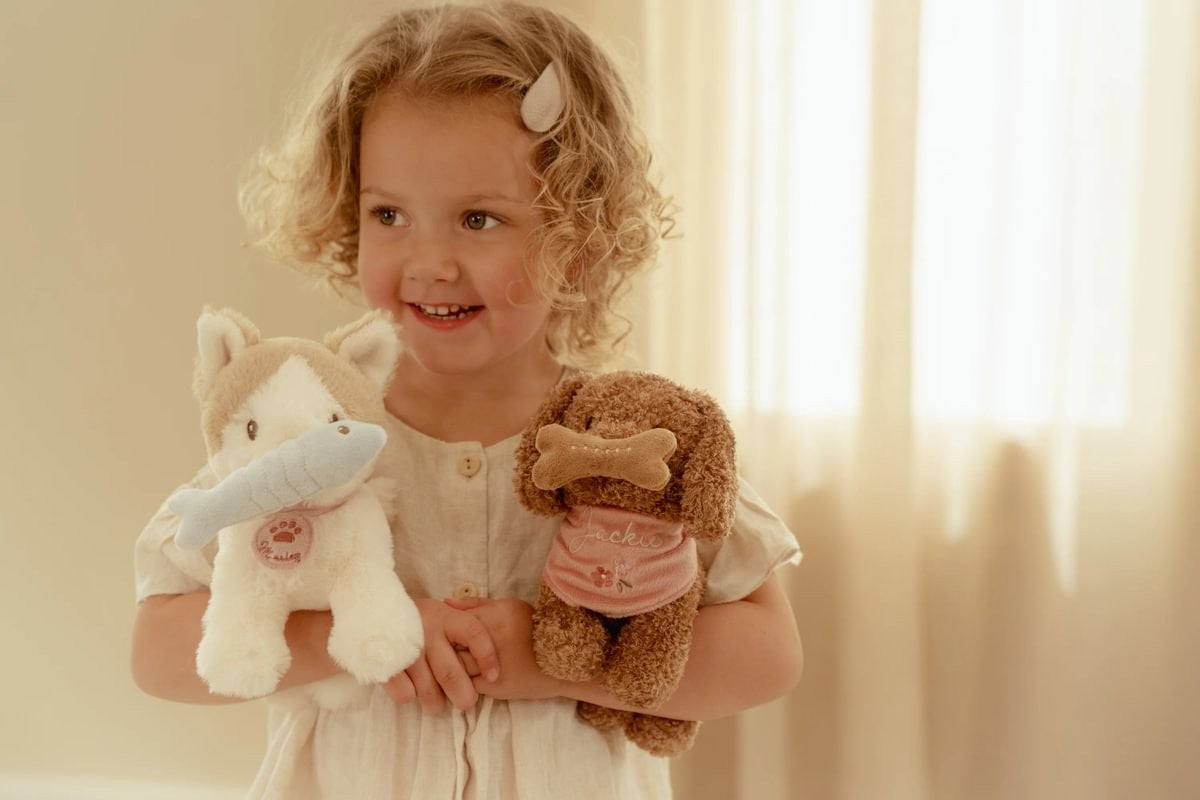 Perrito de peluche Jackie con bolsa Little Dutch