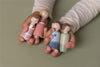 Set familia Rosa para casa de muñecas de Little Dutch