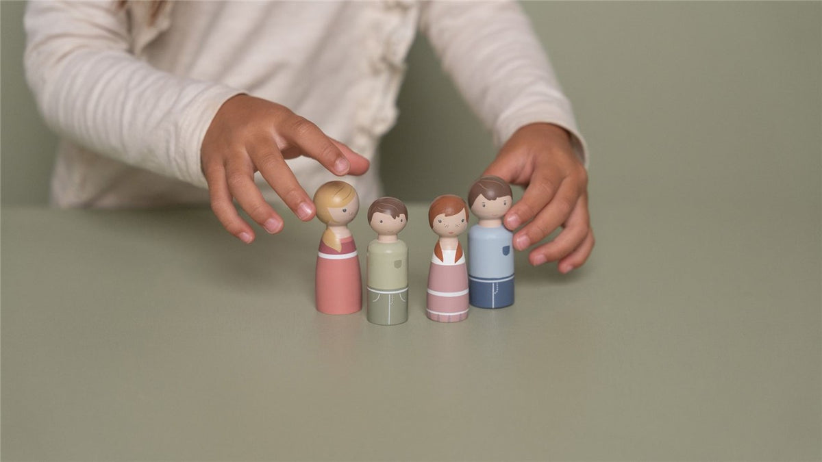 Set familia Rosa para casa de muñecas de Little Dutch