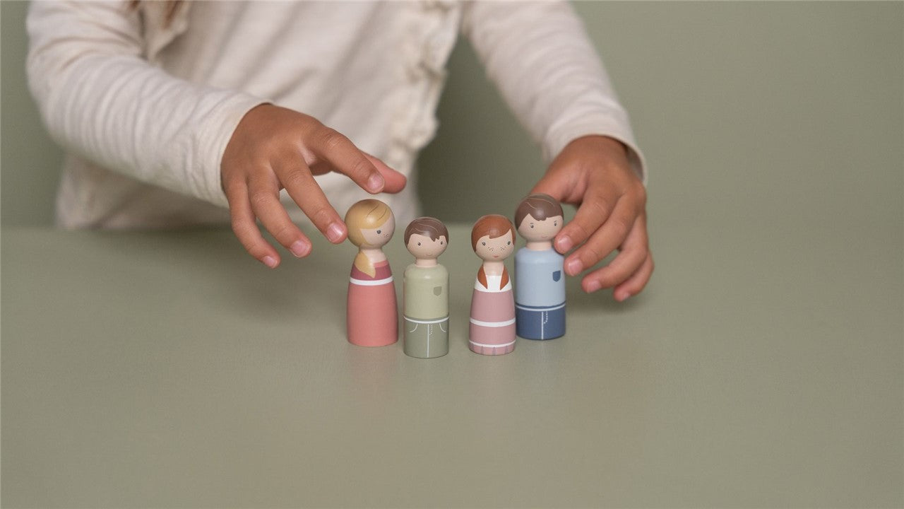 Set familia Rosa para casa de muñecas de Little Dutch