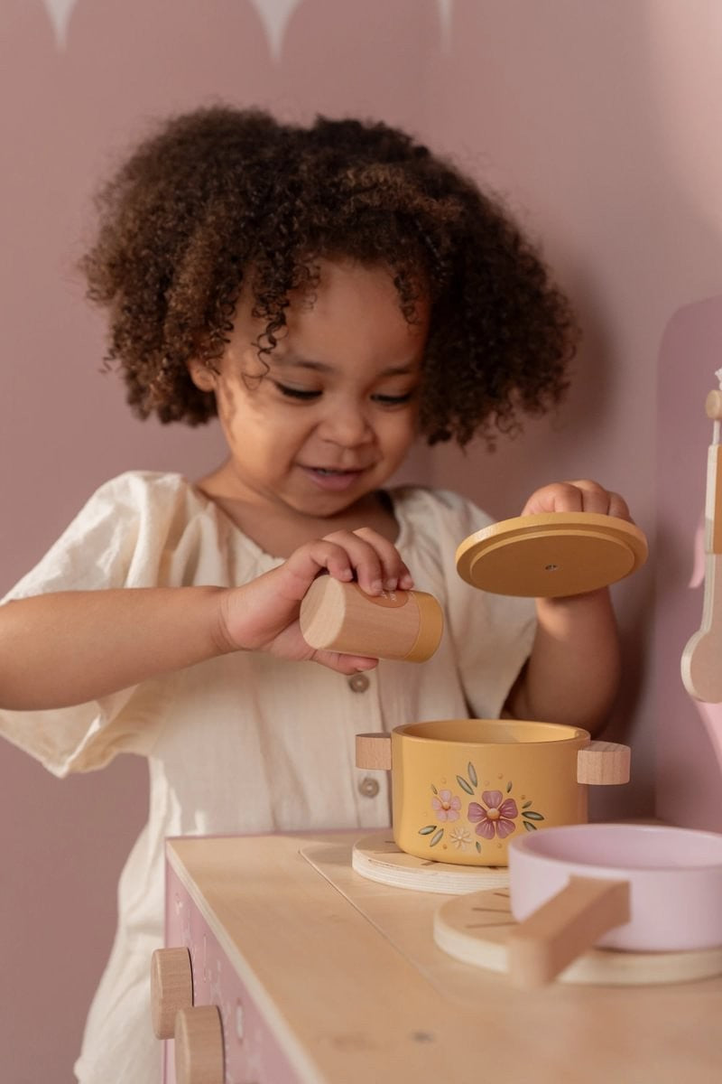 Cocinita rosa madera FSC con accesorios de Little Dutch