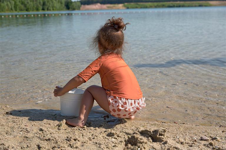 Bañador braguita pañal niña Dots rosa de Lassig