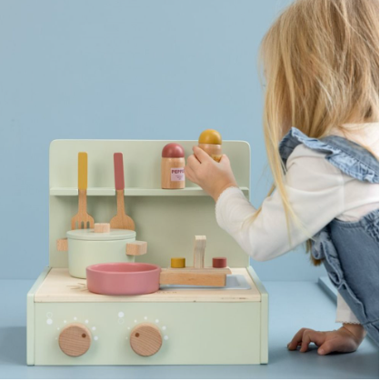 Mini Cocinita de madera con accesorios de Little Dutch
