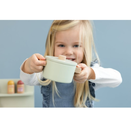 Mini Cocinita de madera con accesorios de Little Dutch