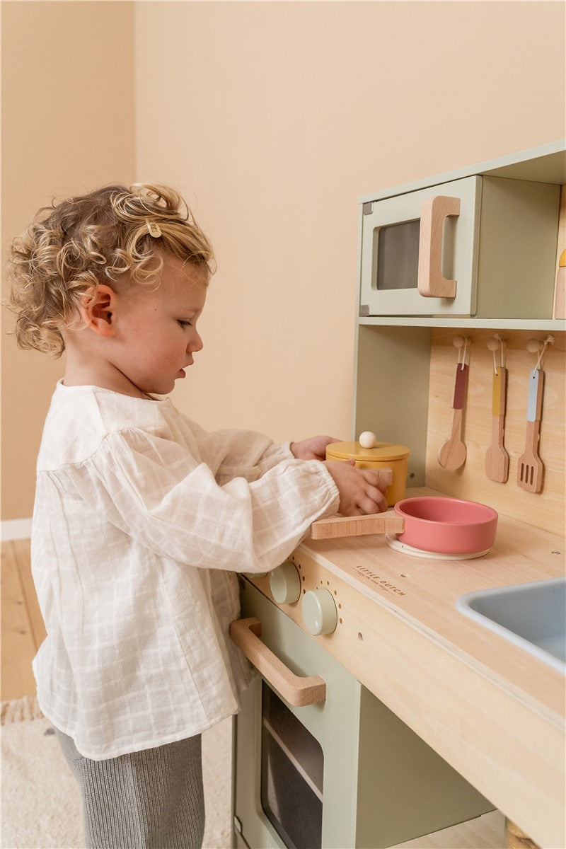 Cocinita menta de madera con accesorios de Little Dutch