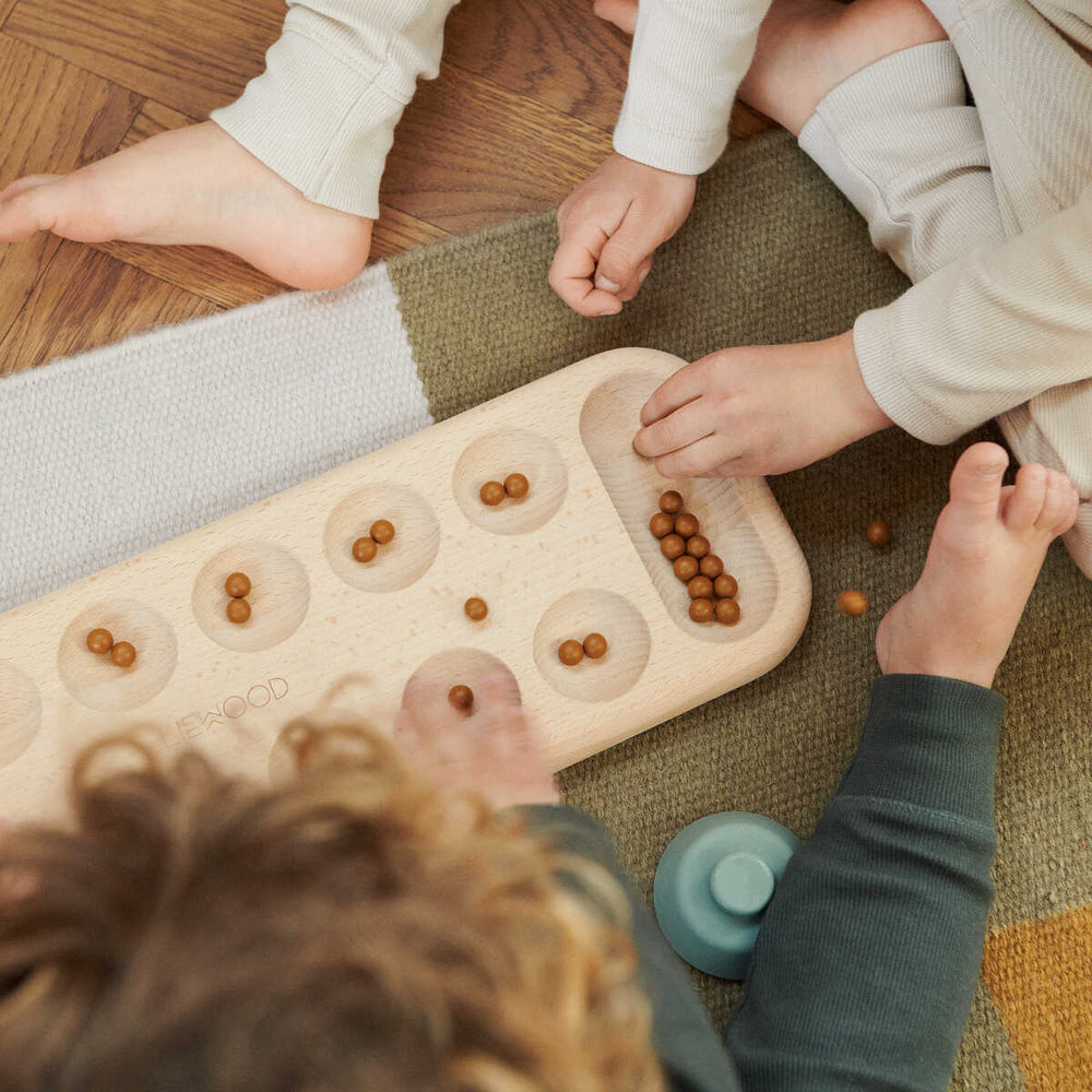 Juego Taryn Kalaha en madera de Liewood