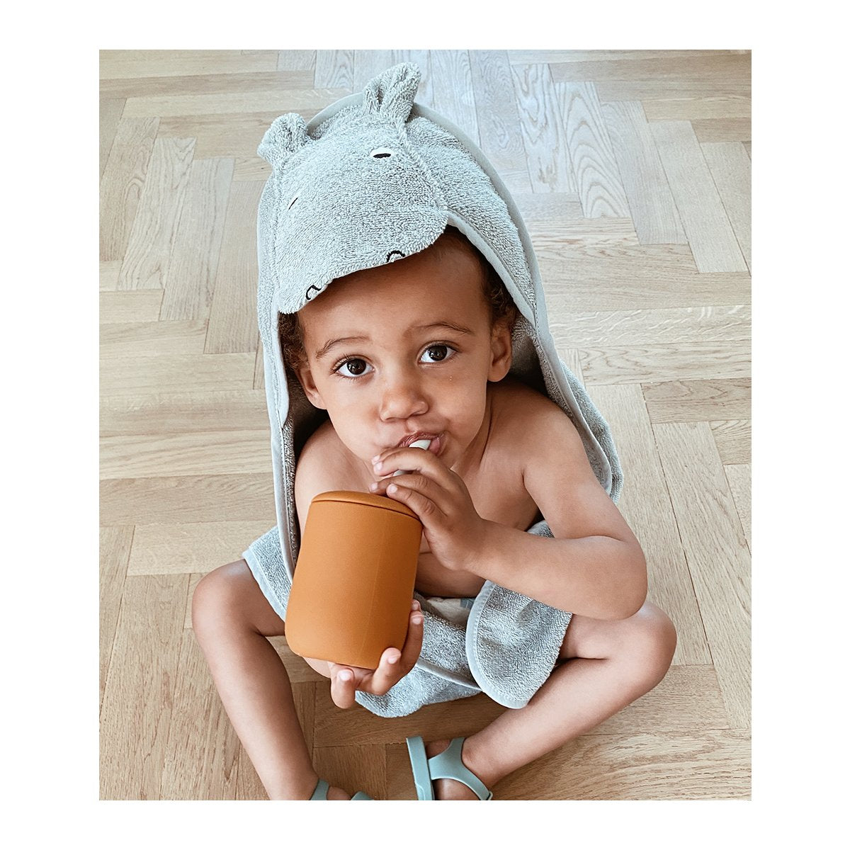 Vaso con pajita Ellis Zippy cup Mustard/sandy de Liewood