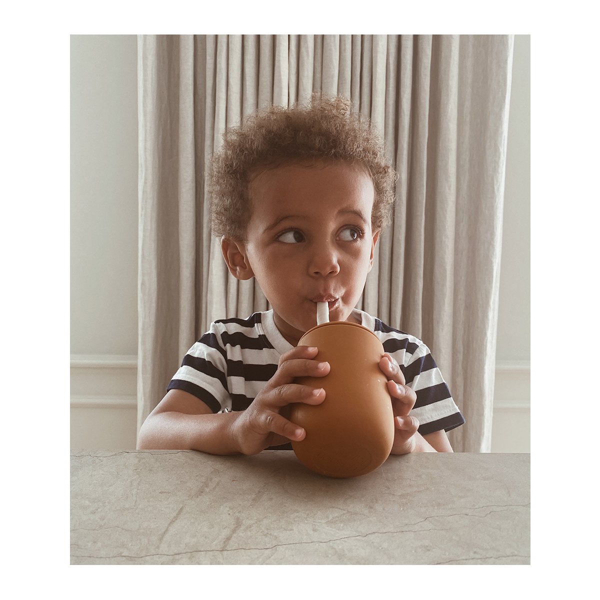 Vaso con pajita Ellis Zippy cup Mustard/sandy de Liewood