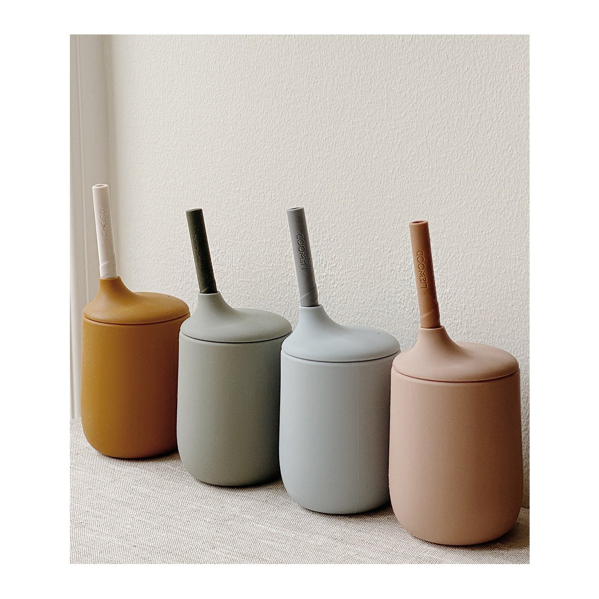 Vaso con pajita Ellis Zippy cup Mustard/sandy de Liewood